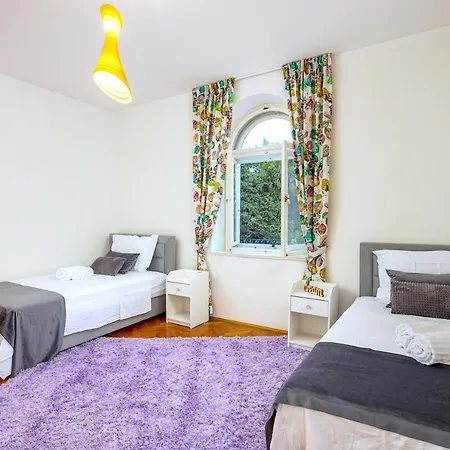 Stone Majestic W Pool - Center