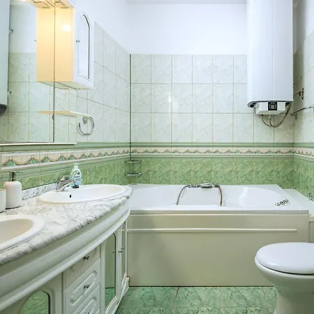 Stone Majestic W Pool - Center Сплит