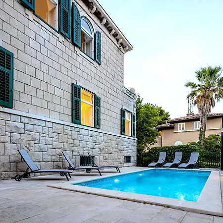 Stone Majestic W Pool - Center Сплит