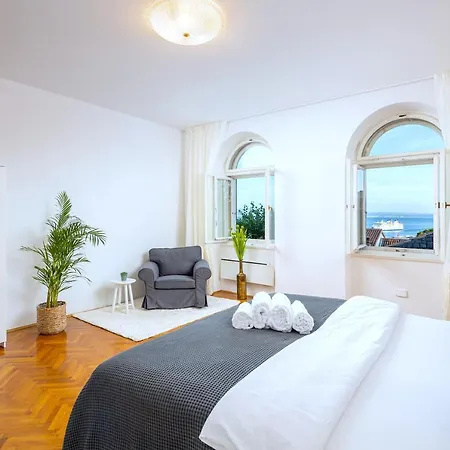 Willa Stone Majestic W Pool - Center *