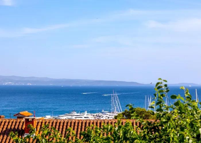 Stone Majestic W Pool - Center