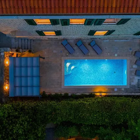 Stone Majestic W Pool - Center