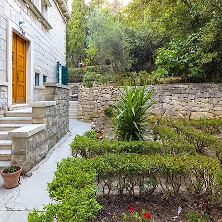 Stone Majestic W Pool - Center Split